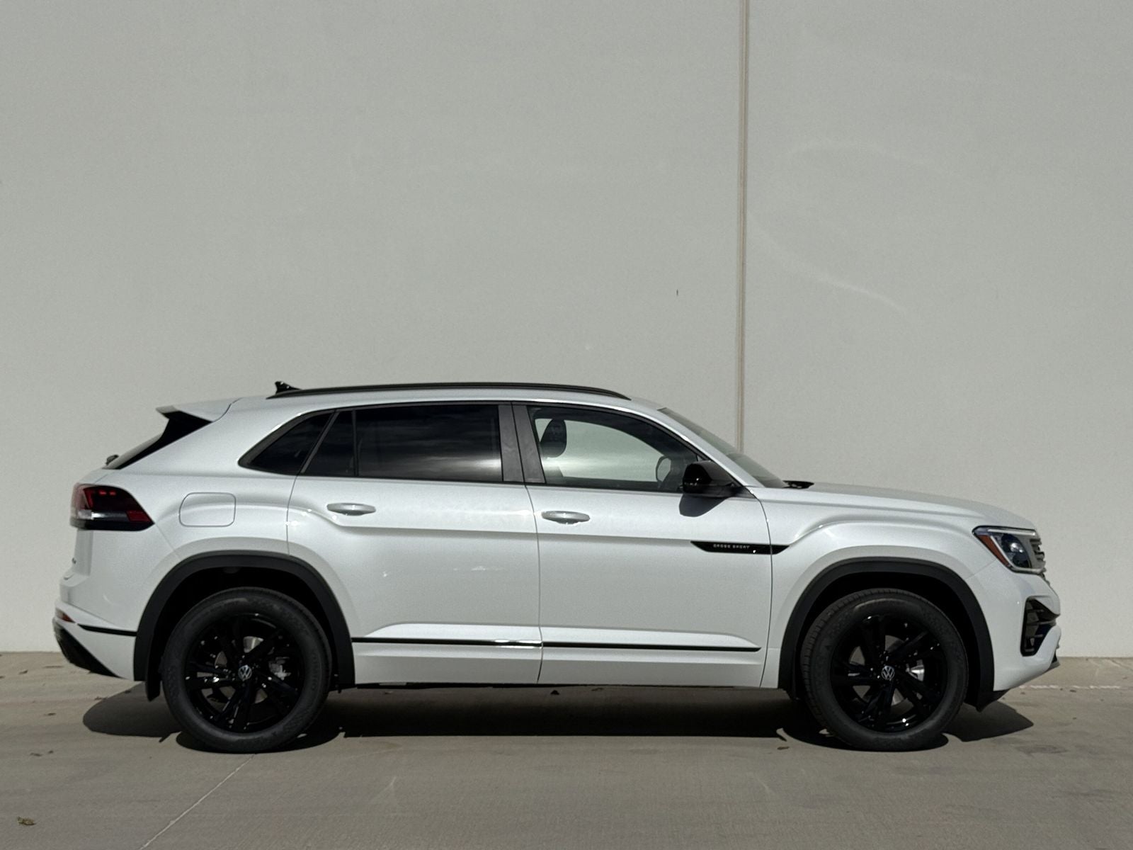 2026 Volkswagen Atlas Cross Sport 2.0T SEL R-Line Black