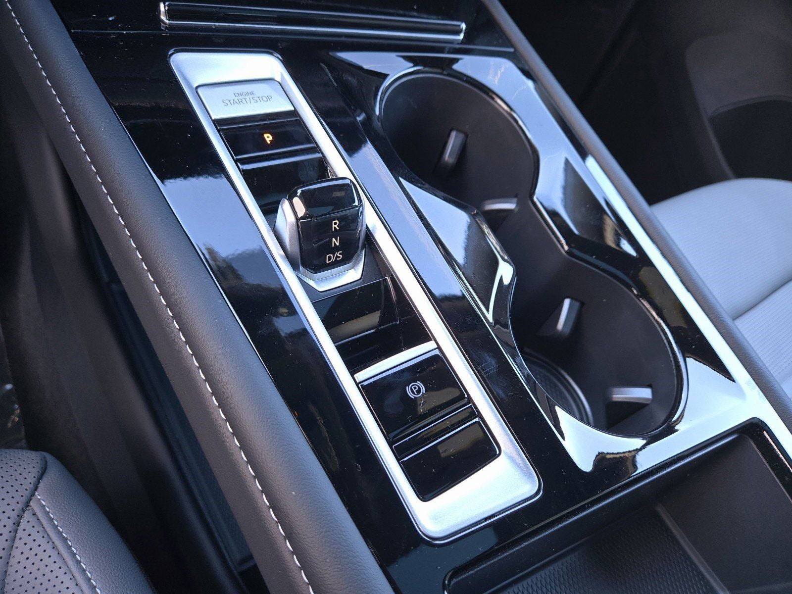 2025 Volkswagen Atlas Cross Sport 2.0T SEL