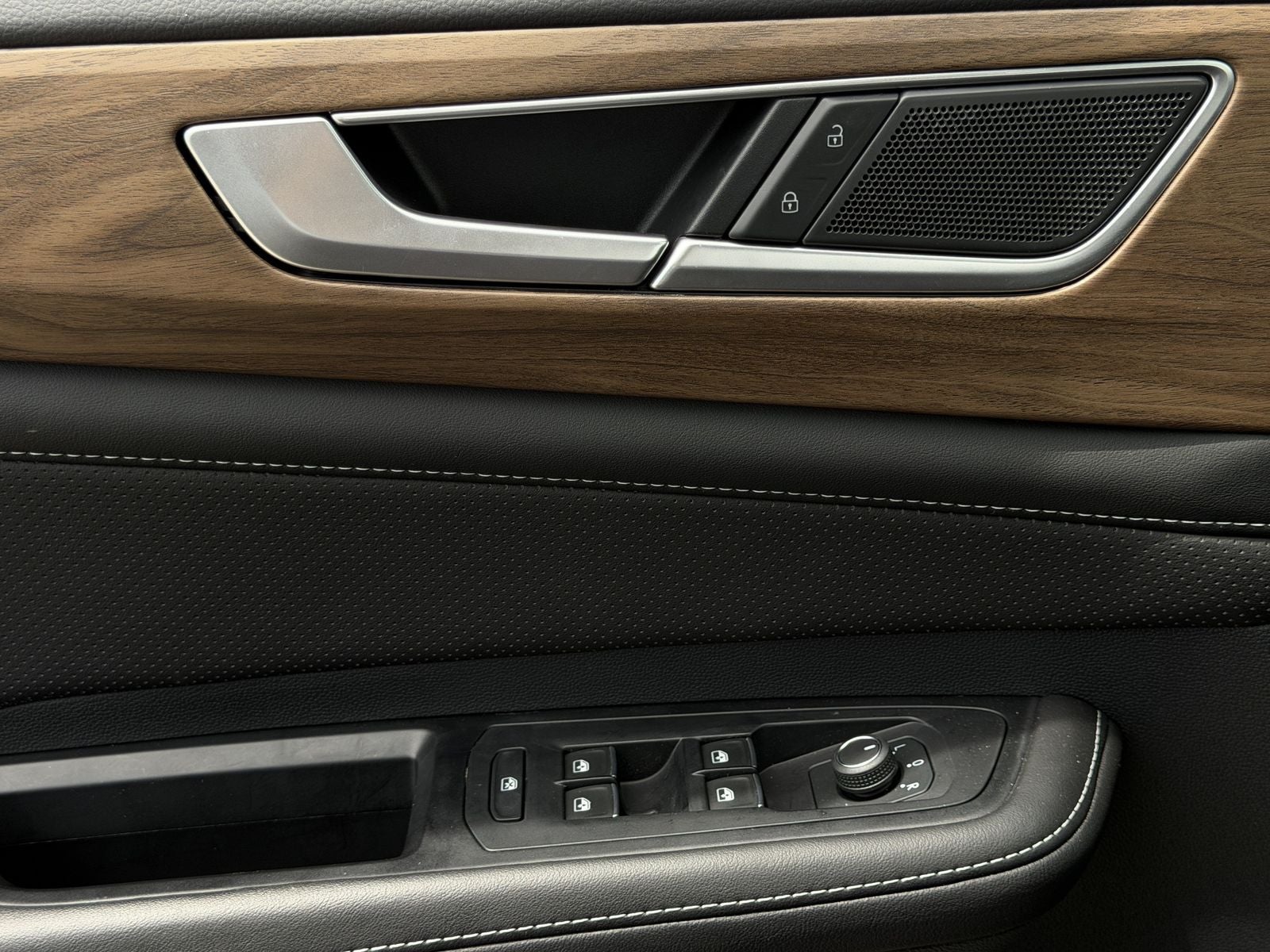 2024 Volkswagen Atlas SE w/Tech - Photo 23