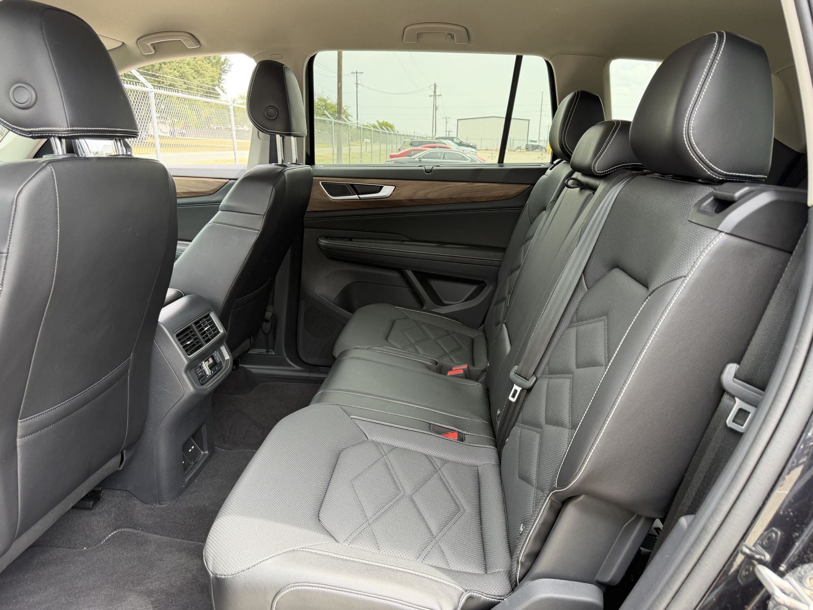 2024 Volkswagen Atlas SE w/Tech - Photo 26