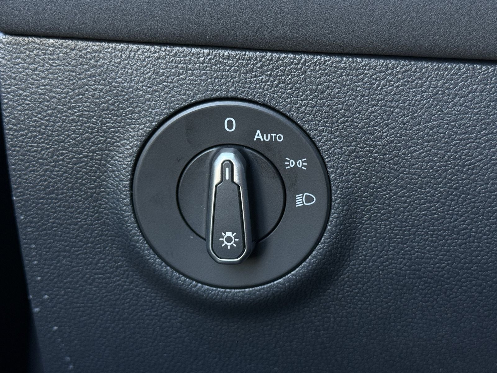 2026 Volkswagen Taos 1.5T SE Black