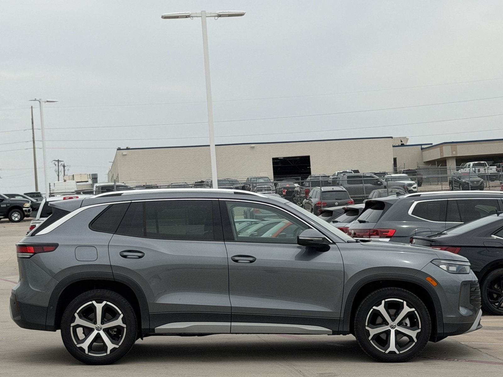 2025 Volkswagen Tiguan 2.0T SE