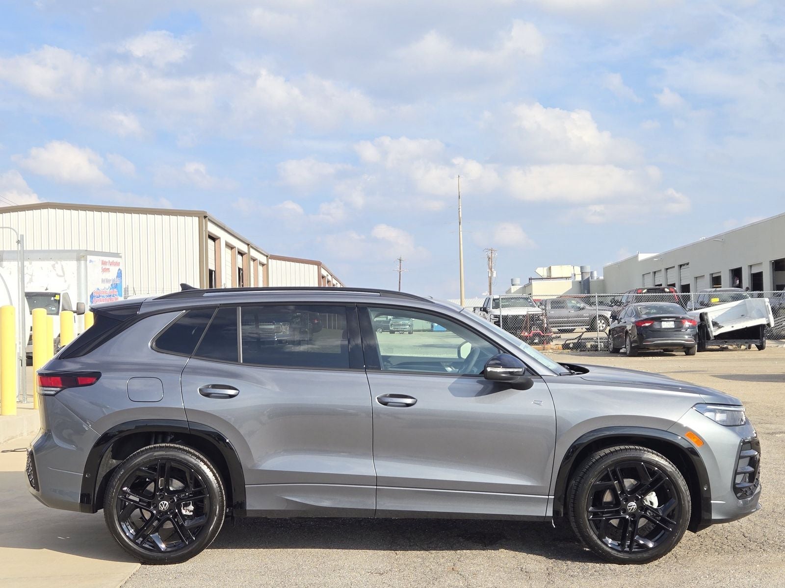 2026 Volkswagen Tiguan 2.0T SE R-Line Black