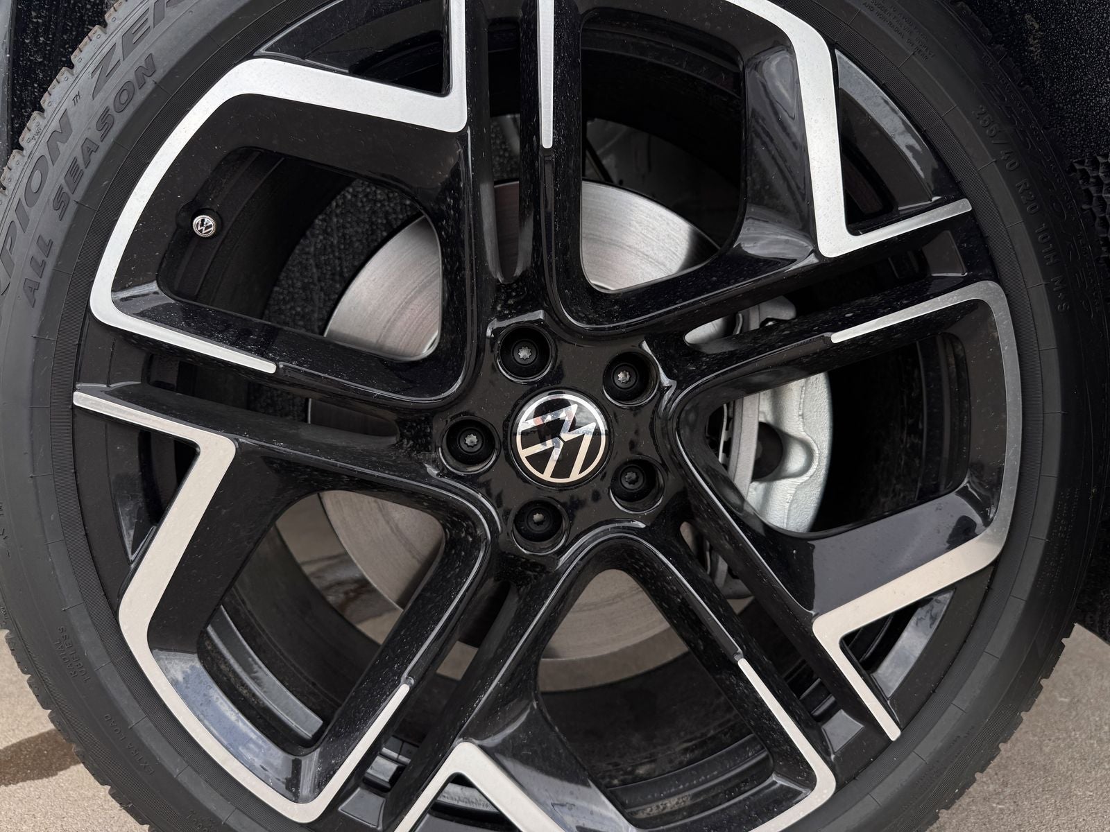 2026 Volkswagen Tiguan 2.0T SEL R-Line