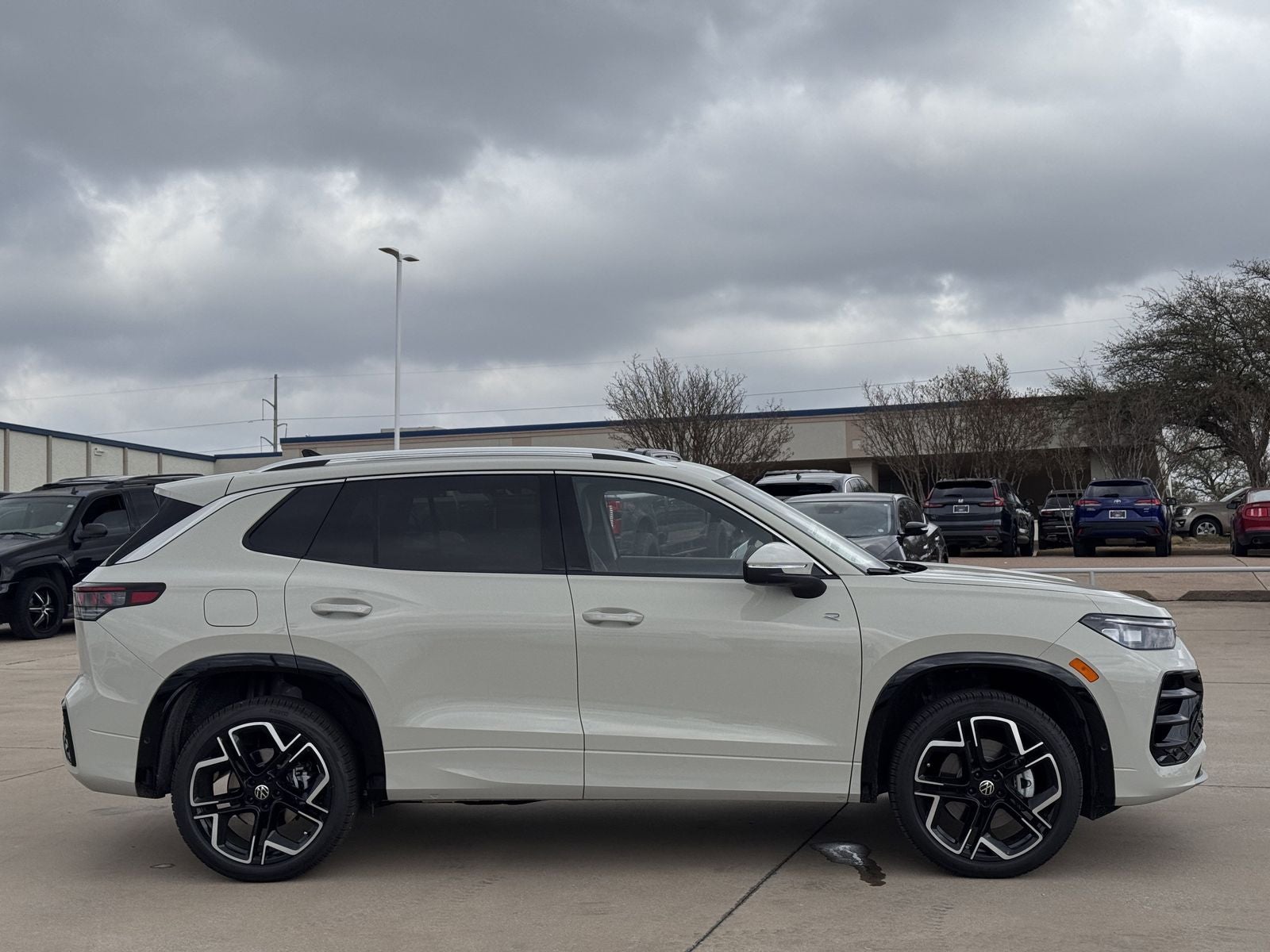 2026 Volkswagen Tiguan 2.0T SEL R-Line