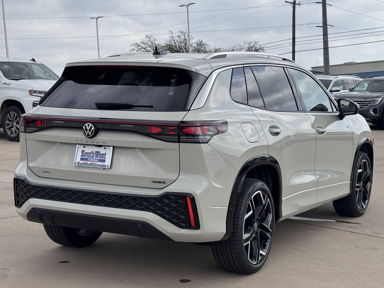 2026 Volkswagen Tiguan 2.0T SEL R-Line