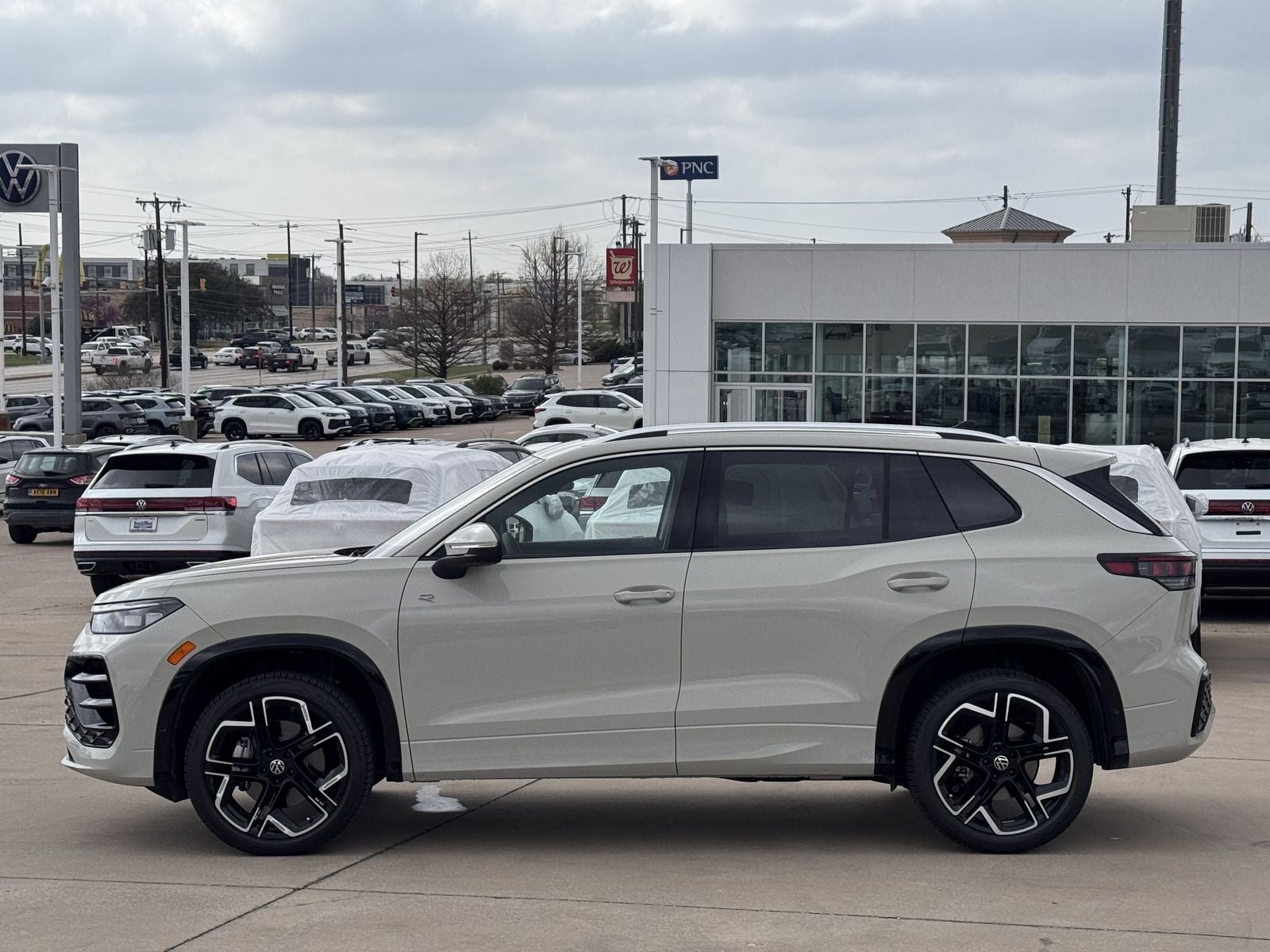 2026 Volkswagen Tiguan 2.0T SEL R-Line