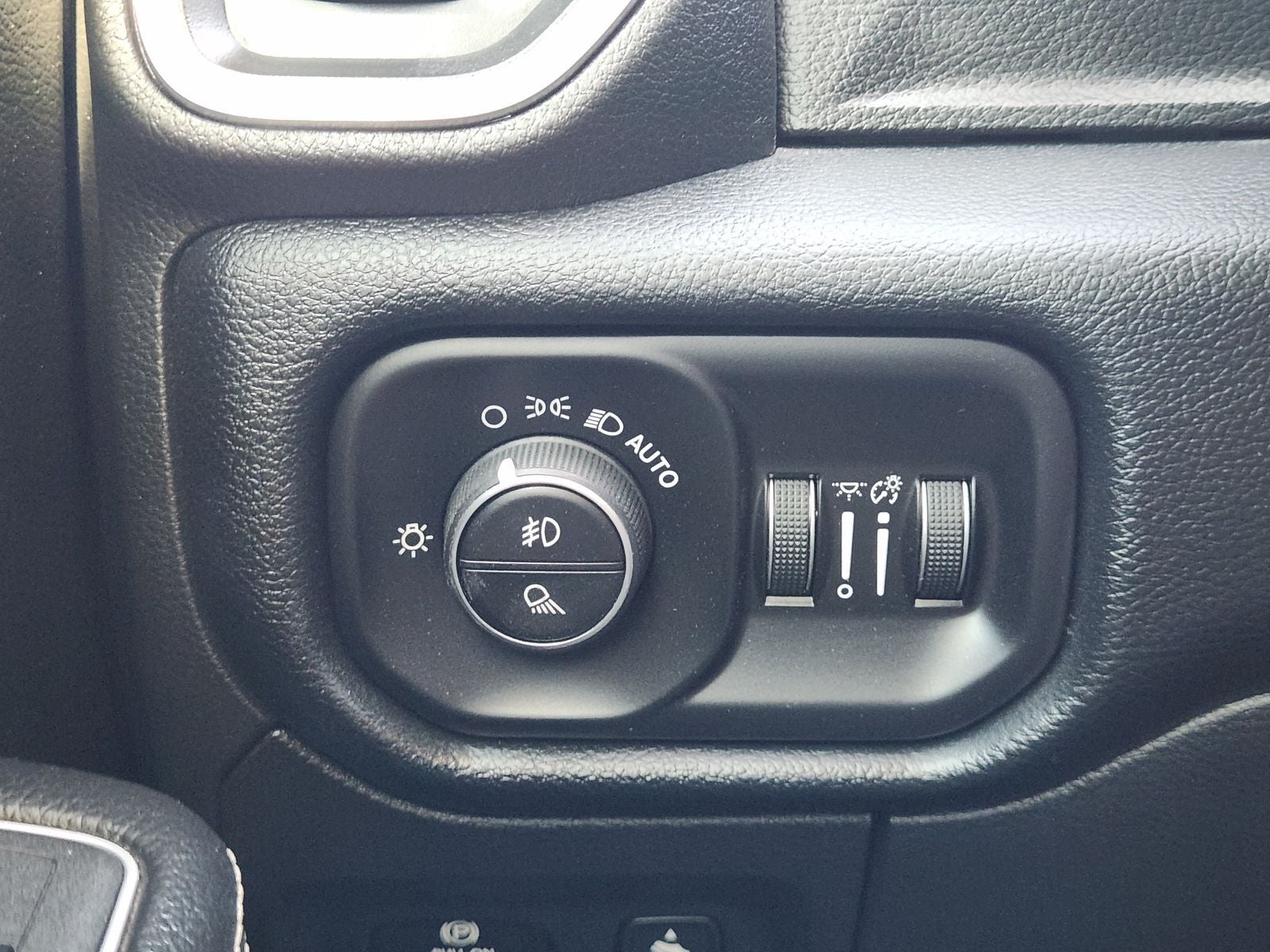 2021 RAM Ram 1500 Laramie Crew Cab 4x2 5'7' Box