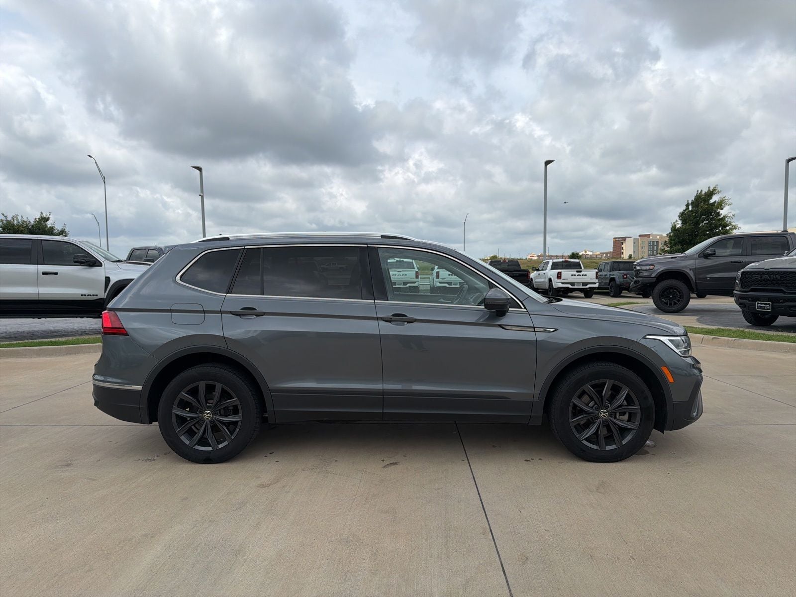 2024 Volkswagen Tiguan 2.0T SE